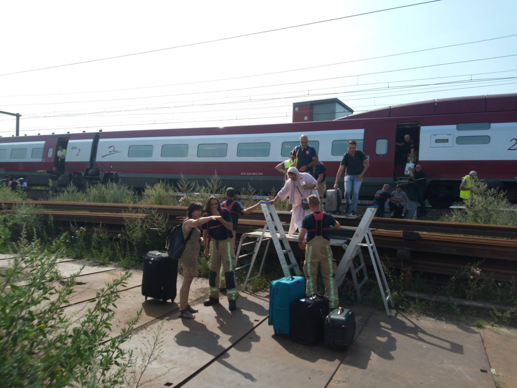 Zugreisende mussten am Donnerstag nahe Mechelen aus einem liegen gebliebenen Thalys evakuiert werden (Bild: Stringer/AFP)