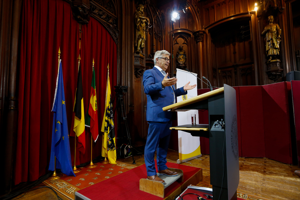 Kris Van Dijck bei seiner Ansprache zum 11. Juli in Brüsseler Rathaus (Bild: Nicolas Maeterlinck/Belga)