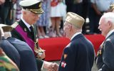 König Philippe begrüßt die US-Kriegsveteranen persönlich (Bild: Benoît Doppagne/Belga)