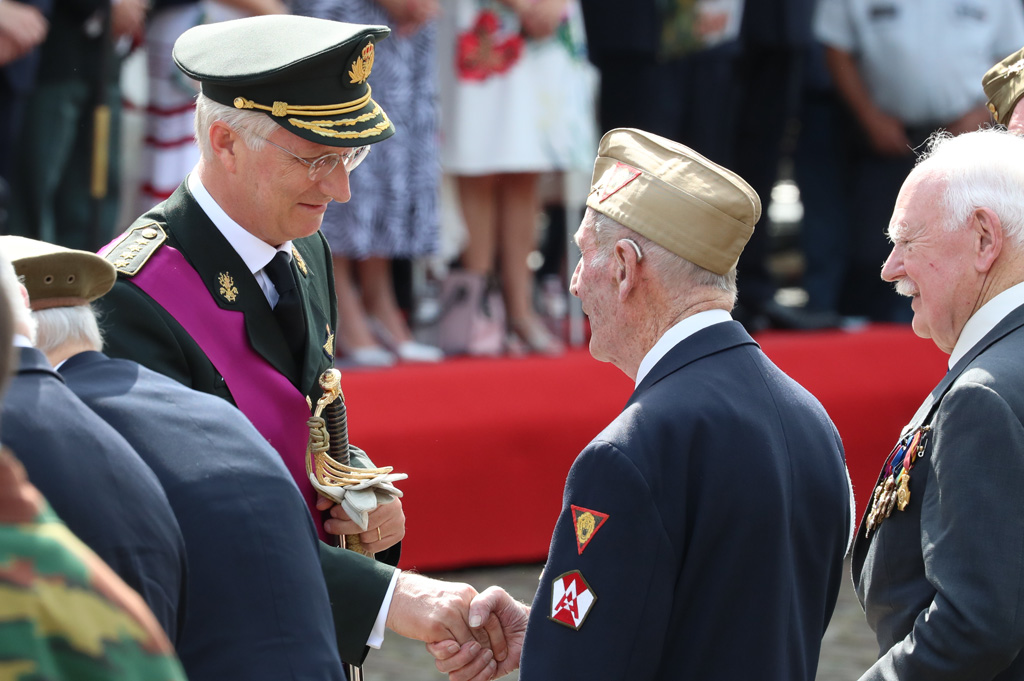 König Philippe begrüßt die US-Kriegsveteranen persönlich (Bild: Benoît Doppagne/Belga)