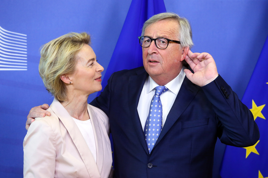 Ursula von der Leyen und Jean-Claude Juncker: Tritt von der Leyen in Junckers Fußstapfen? (Bild: François Walschaerts/AFP)