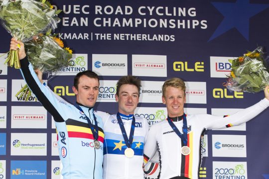 Das Treppchen der Straßenrad-EM 2019: Elia Viviani, Yves Lampaert (l.) und Pascal Ackermann (Bild: Vincent Janninck/AFP)