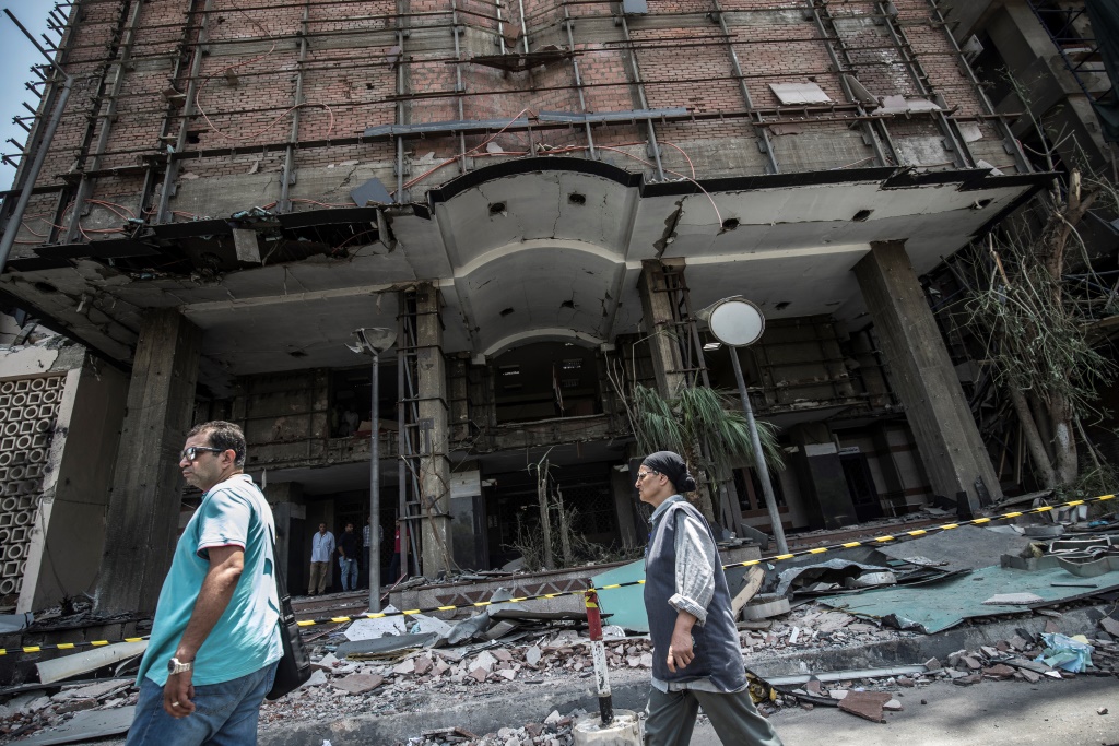 Passanten in Kairo nach dem Attentat am 5. August (Bild: Khaled Desouki/AFP)