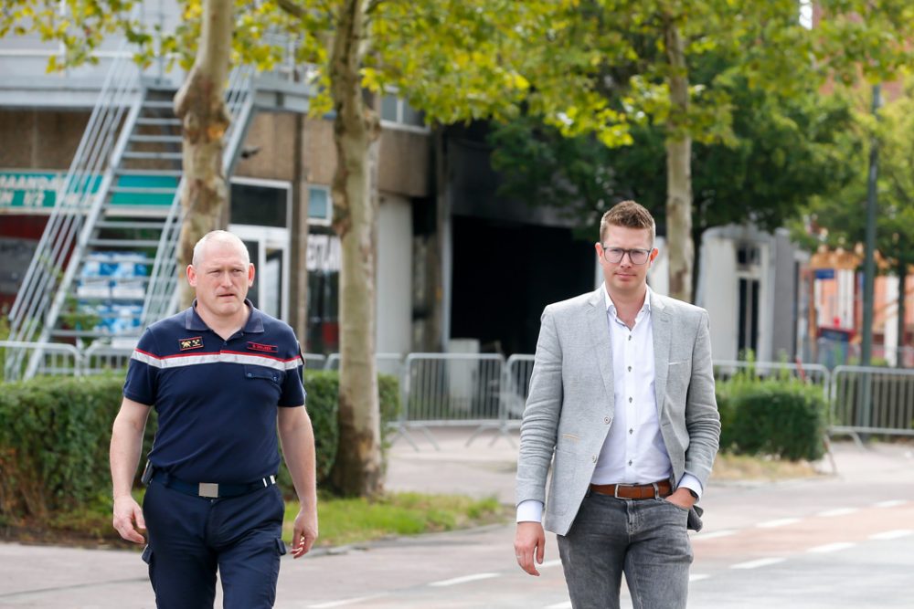 Feuerwehrkommandant Bert Swijsen und Beringens Bürgermeister Thomas Vints am Unglücksort (Bild: Nicolas Maeterlinck/Belga)