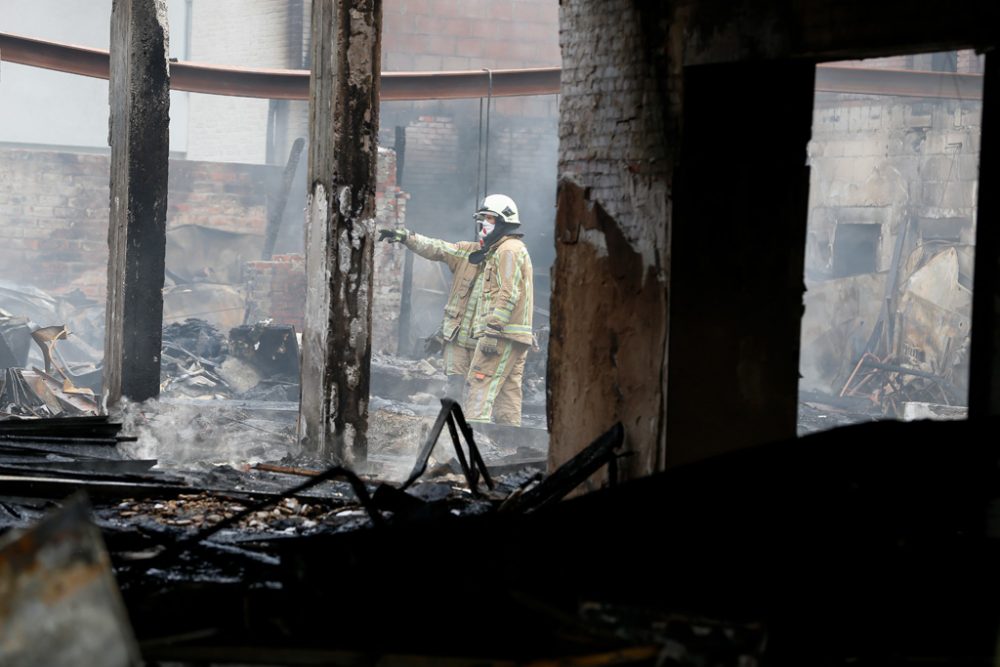 Feuerwehrleute begutachten den Unglücksort in Beringen (Bild: Nicolas Maeterlinck/Belga)