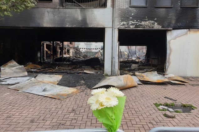 Blumen am Unglücksort: Zwei Feuerwehrleute bei Brand in Beringen ums Leben gekommen (Bild: Pino Misuraca/Belga)