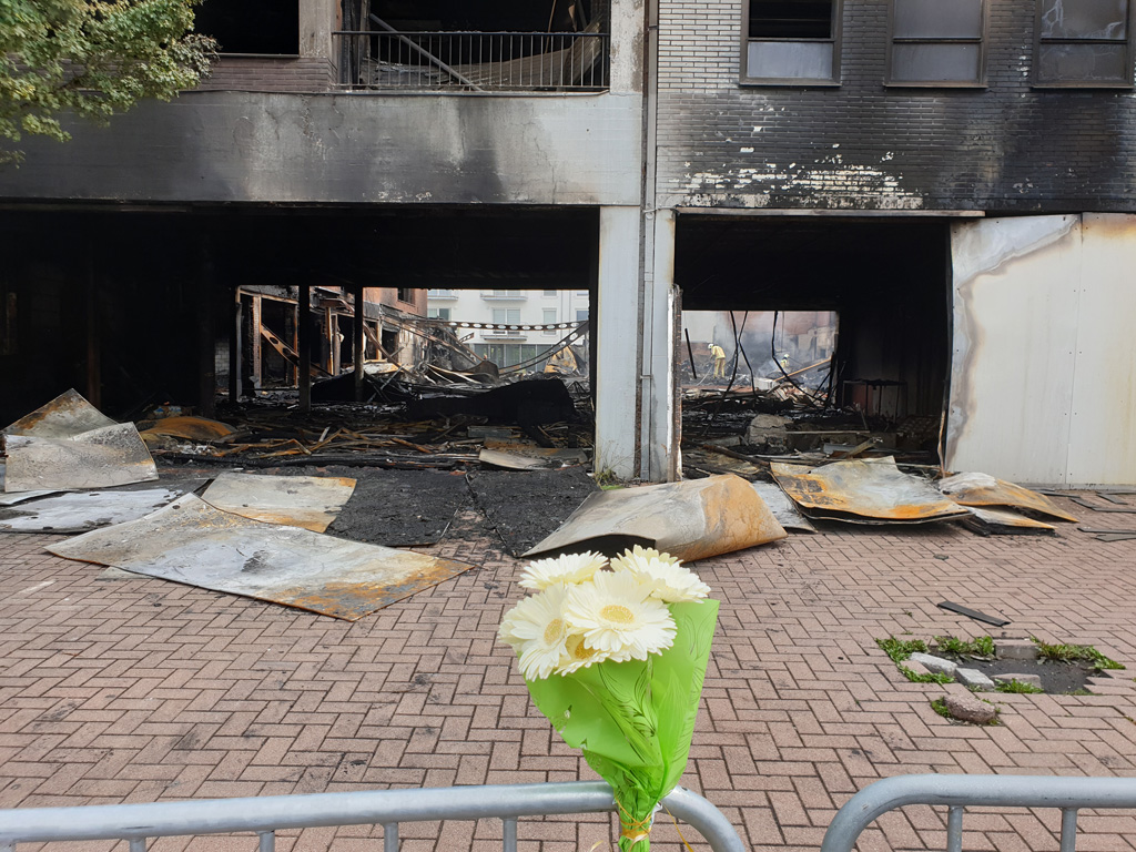 Blumen am Unglücksort: Zwei Feuerwehrleute bei Brand in Beringen ums Leben gekommen (Bild: Pino Misuraca/Belga)