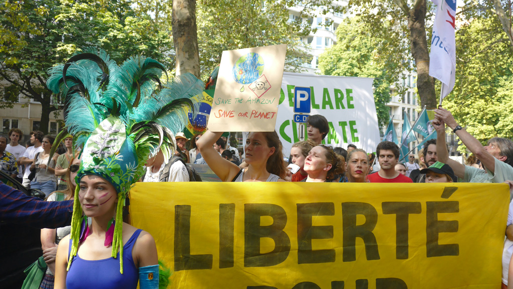 500 Menschen demonstrieren vor brasilianischer Botschaft in Brüssel (Bild: Ophelie Delarouzee/Belga)