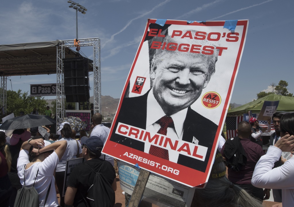 Demos gegen Trump-Besuch in El Paso (Bild: AFP/Mark Ralston)