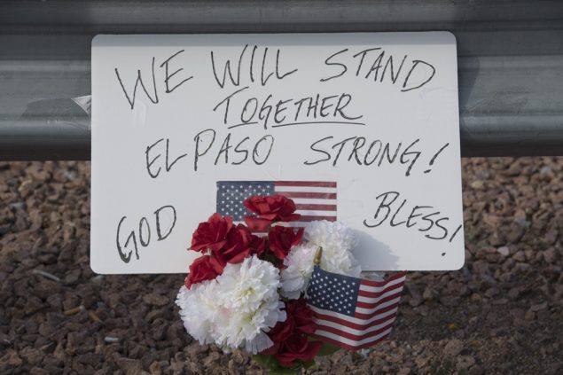 Blumen und Botschaft nach dem Angriff in El Paso