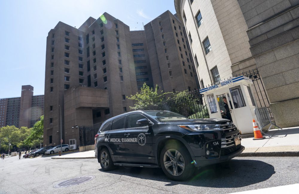 Gerichtsmediziner vor dem Gefängnis, in dem Jeffrey Epstein starb