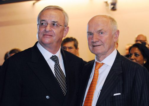 Ferdinand Piëch (rechts) zusammen mit Martin Winterkorn im November 2010 (Archivbild: Alessandro Di Marco/EPA)