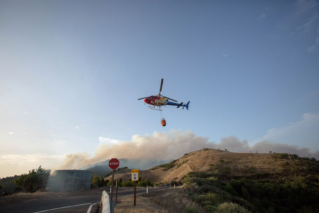 Hubschrauber im Einsatz auf Gran Canaria (Bild: Desiree Martin/ AFP)