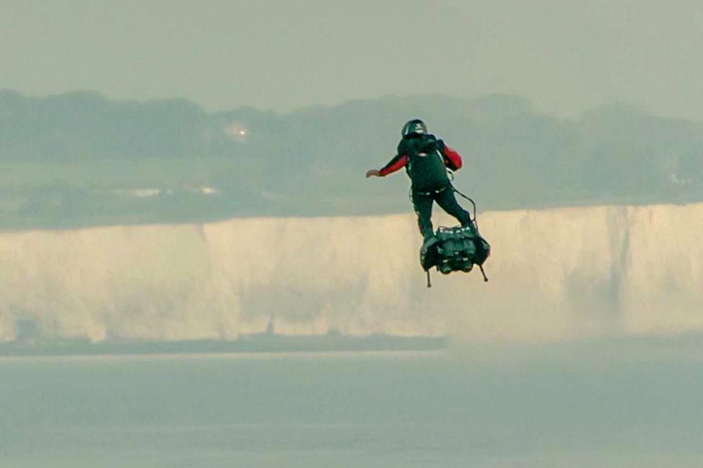 Franky Zapata am 4.8.2019 auf seinem fliegenden Hoverboard in St. Margaret's Bay in Dover (Bild: Julian Nodowlsky/Etoile Noire/AFP)