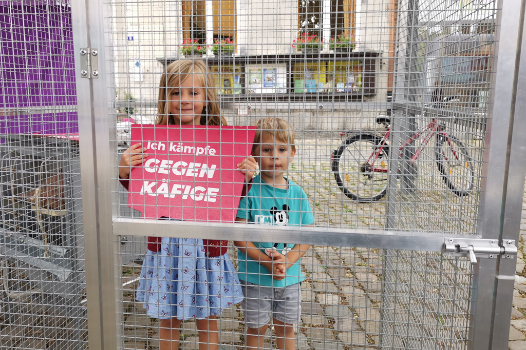Gegen Käfighaltung: Aktion der Tierschutzvereinigung Gaia in Eupen (Bild: Raffaela Schaus/BRF)
