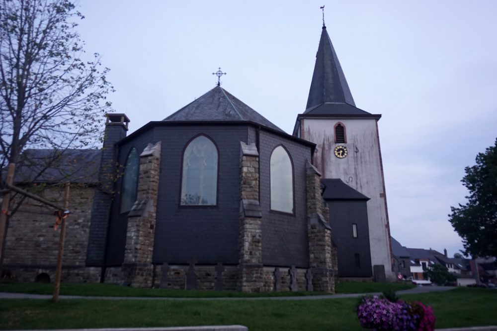 Pfarrhaus und Kirche in Büllingen (Bild: Stephan Pesch/BRF)