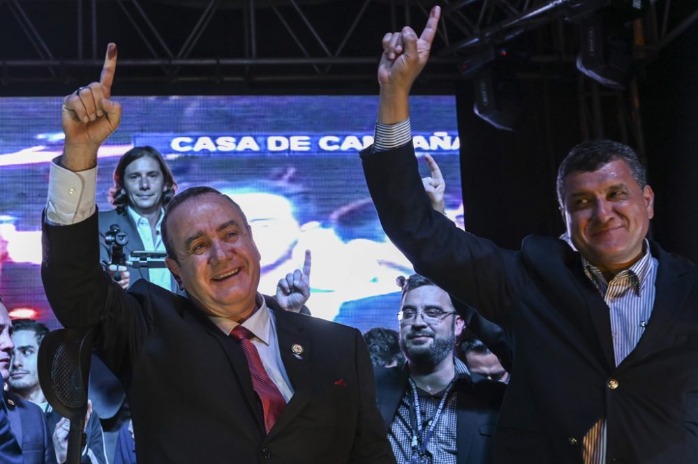 Alejandro Giammattei (l.) wird neuer Präsident von Guatemala (Bild: Johan Ordonez/AFP)