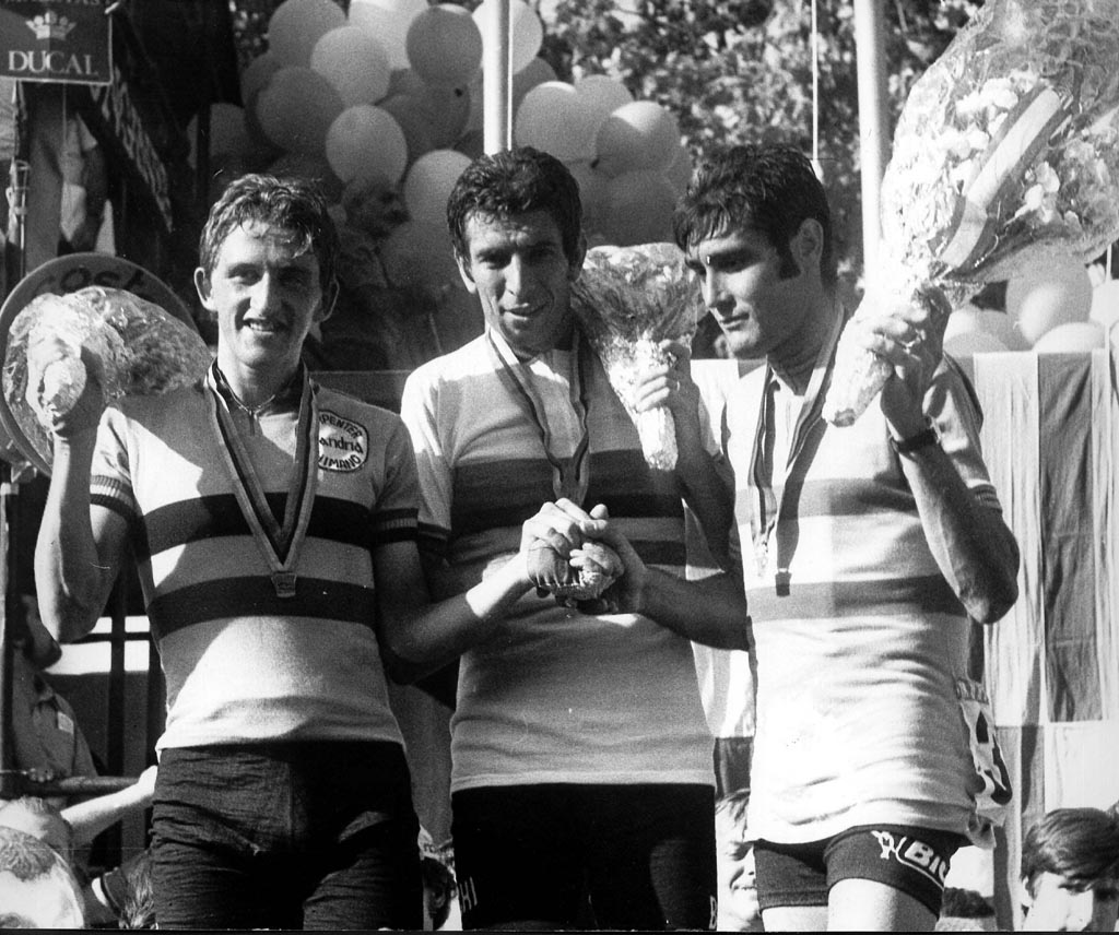 Gimondi (Mitte) mit dem Belgier Freddy Maertens und dem Spanier Luis Ocana in Barcelona (Archivbild: Belga)