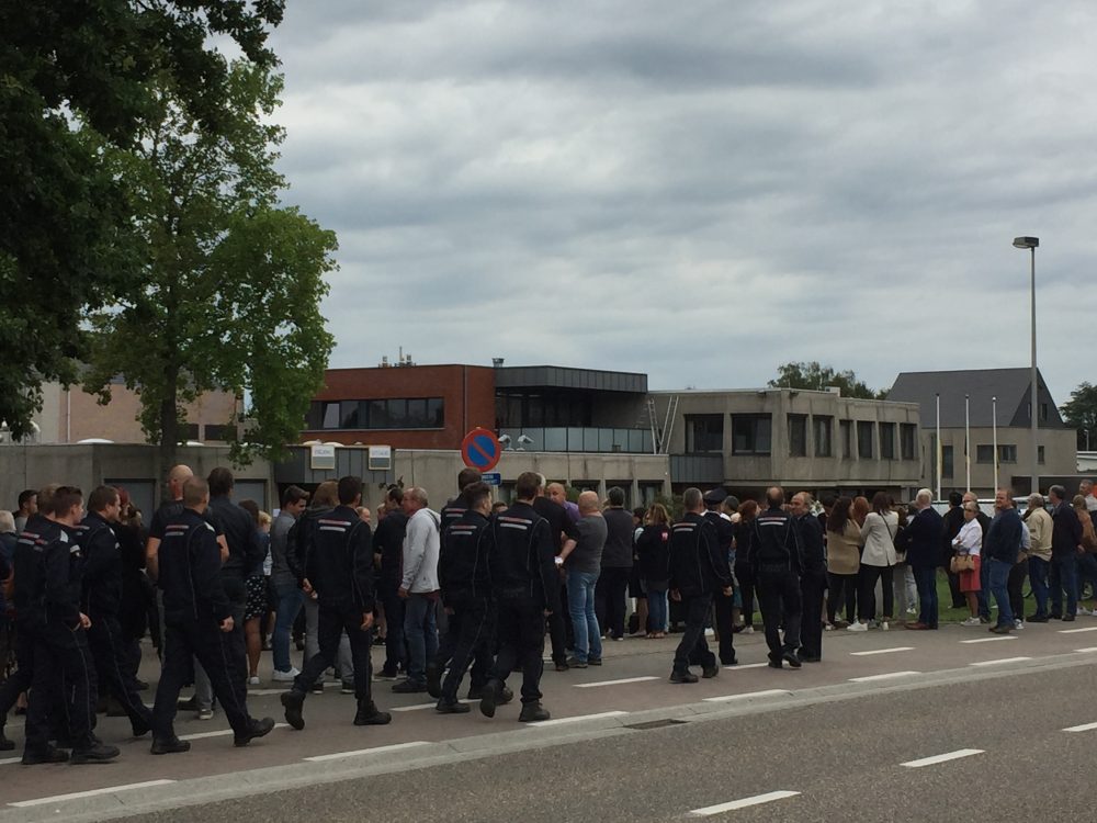 Hunderte Menschen erwiesen den beiden Feuerwehrmännern bei der Totenwache die letzte Ehre (Bild: Marc Dirix/Belga)