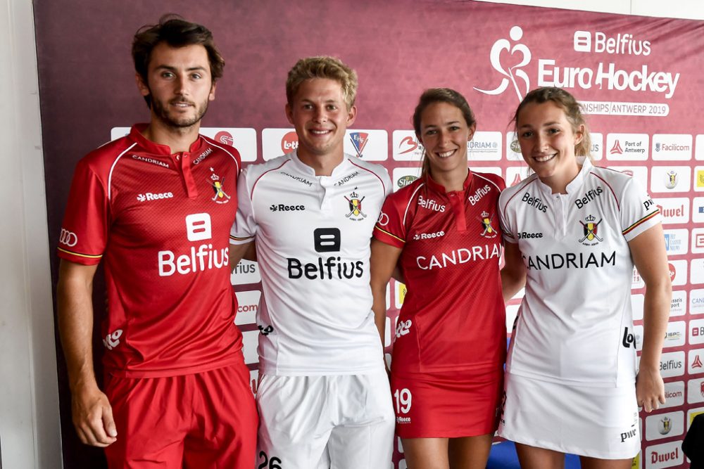 Die Red Lions Arthur van Doren und Victor Wegnez mit den Red Panthers Barbara Nelen und Sophie Limauge bei der Pressekonferenz Anfang August (Bild: Dirk Waem/Belga)