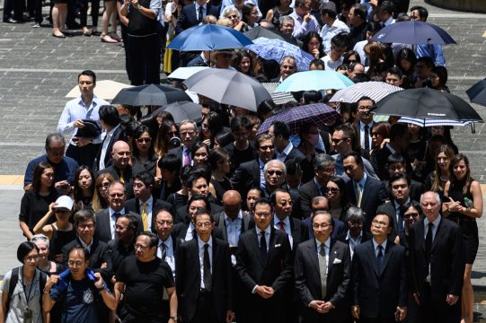 Hunderte Anwälte beteiligten sich an dem Schweigemarsch in Hongkong (Bild: Philip Fong/AFP)