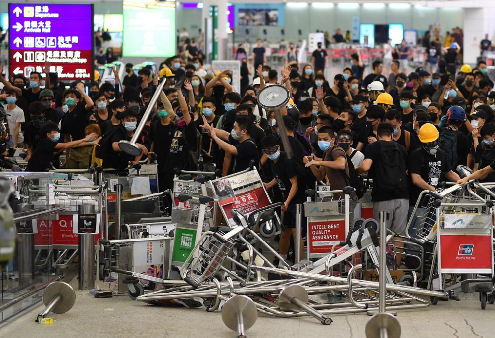 Ausschreitungen am 13. August am Flughafen Hongkong (Bild: Manan Vatsyayana/AFP)