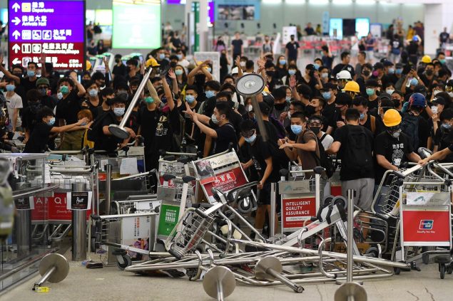Ausschreitungen am 13. August am Flughafen Hongkong (Bild: Manan Vatsyayana/AFP)