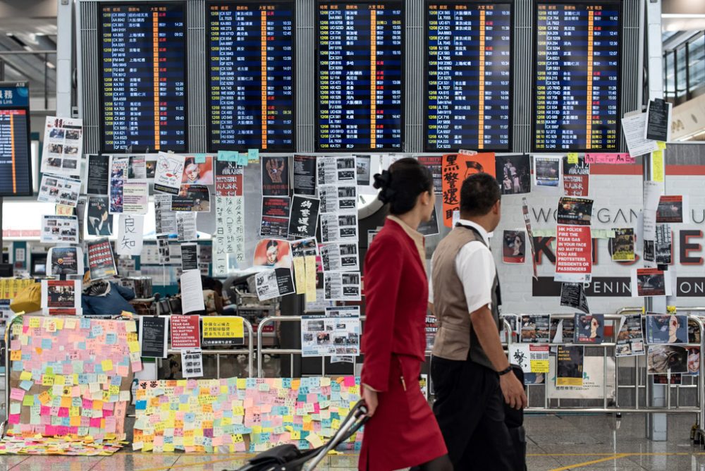 Protest-Plakate am Flughafen von Hongkong (Bild: Philip Fong/AFP)