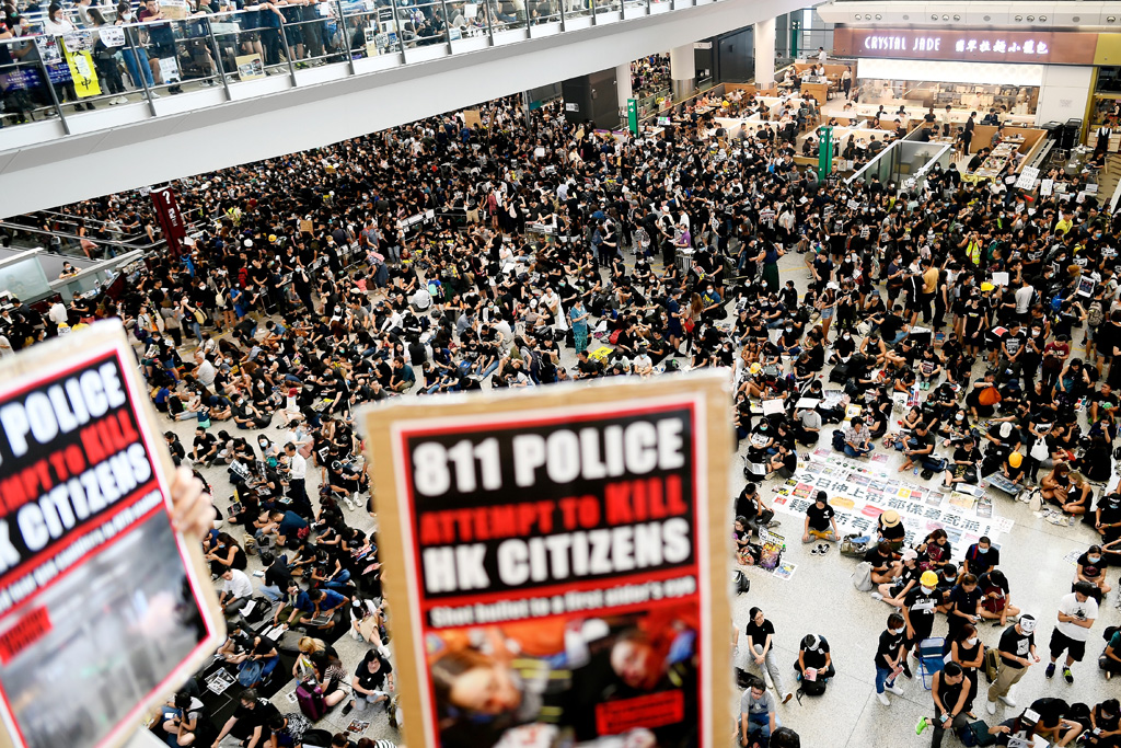 Protestler blockieren den Flughafen von Hongkong