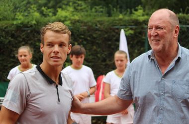 Michael Geerts mit dem Eupener Sportschöffen Werner Baumgarten (Bild: Christoph Heeren/BRF)