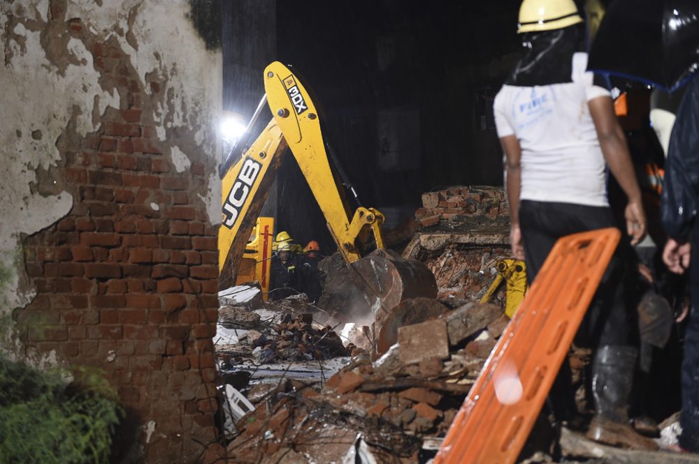 Rettungskräfte suchen nach Überlebenden in Nadiad (Bild: Sam Panthaky/AFP)