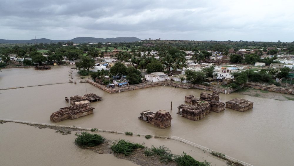 Auch der Lad Khan Tempel in Aihole steht unter Wasser (Bild: STR/AFP)