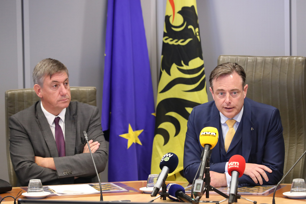 Jan Jambon und Bart De Wever geben eine Pressekonferenz (Bild: Benoît Doppagne/Belga)