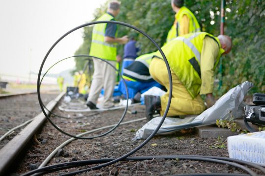Infrabel-Mitarbeiter bei Reparaturarbeiten nach einem Kabeldiebstahl