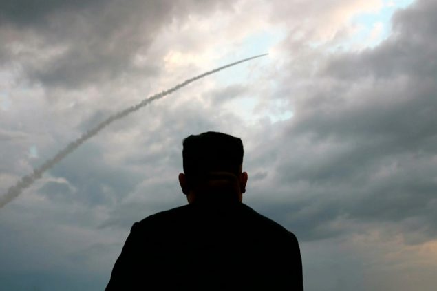 Machthaber Kim Jong Un bei einem Raketentest Nordkoreas (Archivbild: Handout/KCTV/AFP)