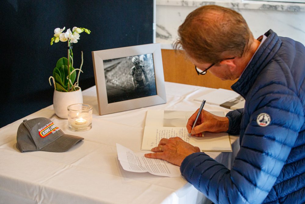 Kondolenzbuch für Bjorg Lambrecht im Gemeindehaus von Knesselare (Bild: Kurt Desplenter/Belga)