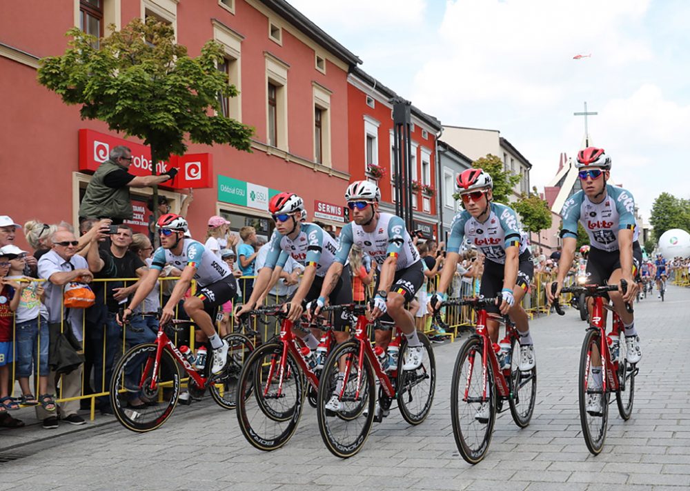 Trauer auch bei Lambrechts Teamkollegen von Lotto-Soudal: Sie stiegen am Dienstag zwar aufs Rad, die Etappe der Polen-Rundfahrt wurde aber neutralisiert (Bild: STR/AFP)