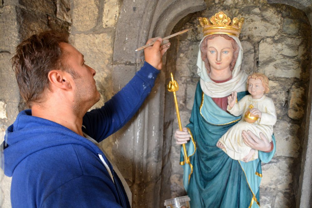 Die Madonnen-Figur wacht wieder über das Marschiertor (Bild: Stefan Herrmann/Stadt Aachen)