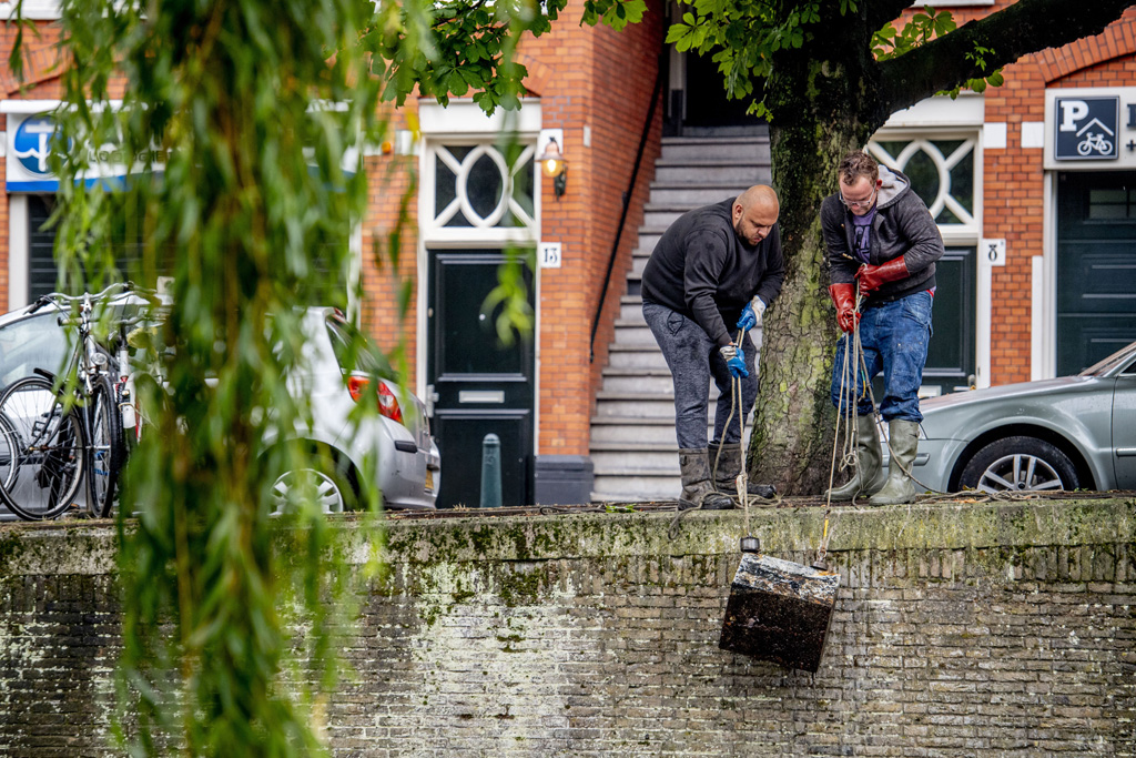 Magnetfischer in Den Haag (Bild: Robin Utrecht/AFP)