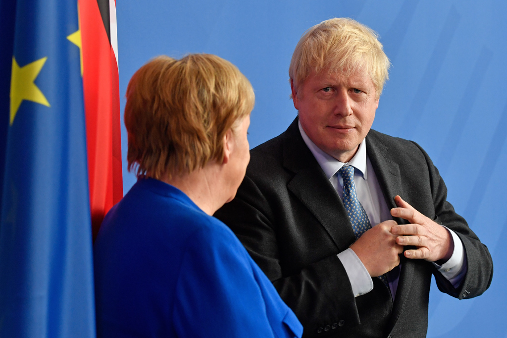 Antrittsbesuch von Boris Johnson bei Bundeskanzlerin Angela Merkel (Bild: John MacDougall/AFP)