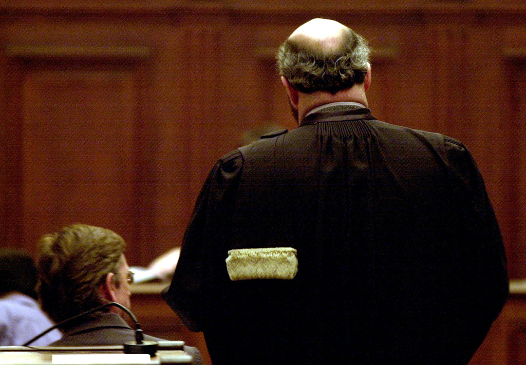 Jacques Monsieur und sein Anwalt Marc Preumont vor Gericht im November 2002 (Bild: Virginie Lefour/Belga)