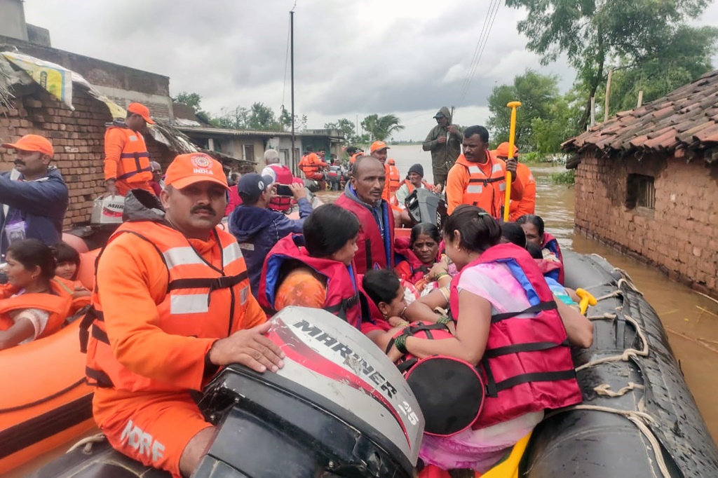 Helfer retten Menschen vor der Flut nach dem heftigen Monsun-Regen in Indien (Bild: National Disaster Response Force (NDRF)/AFP)