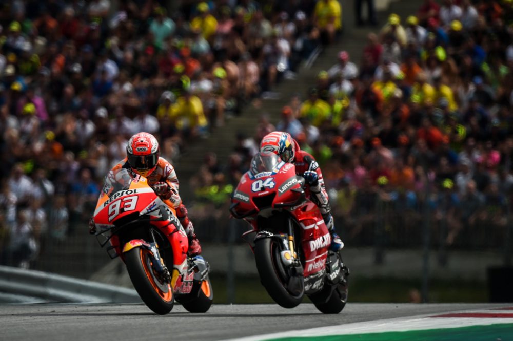 Marc Marquez und Andrea Dovizioso beim MotoGP-Rennen in Spielberg (Bild: Vladimir Simicek/AFP)