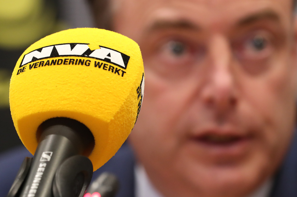 Bart De Wever bei der Pressekonferenz am Montag (Bild: Benoît Doppagne/Belga)