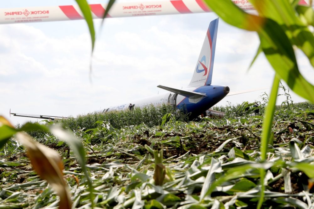 Notlandung im Maisfeld in der Nähe von Moskau (Bild: Andrei Nikerichev/AFP)