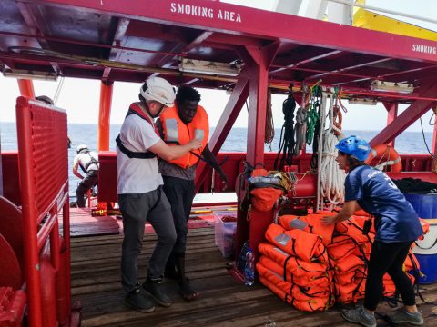Flüchtling auf dem Rettungsschiff Ocean Viking