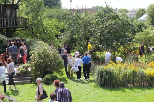 "Offene Gartentüre" im Heilpflanzengarten von Familie Schumacher (Bild: Michaela Schumacher-Fank)