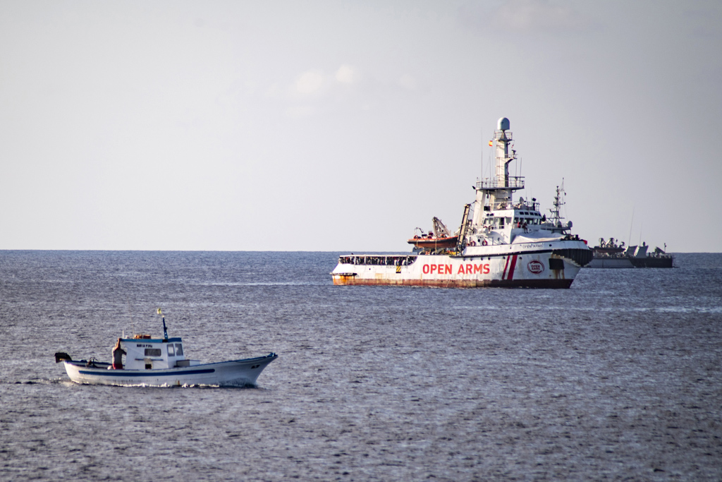 Rettungsschiff "Open Arms" vor der Küste von Lampedusa (Bild: Alessandro Serrano/AFP)