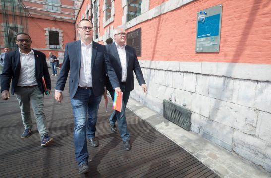 Germain Mugemangango, Raoul Hedebouw und Peter Mertens von der PTB (Bild: Benoit Doppagne/Belga)