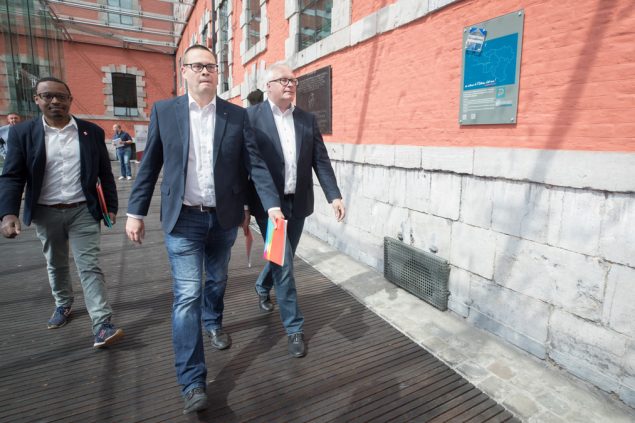 Germain Mugemangango, Raoul Hedebouw und Peter Mertens von der PTB (Bild: Benoit Doppagne/Belga)
